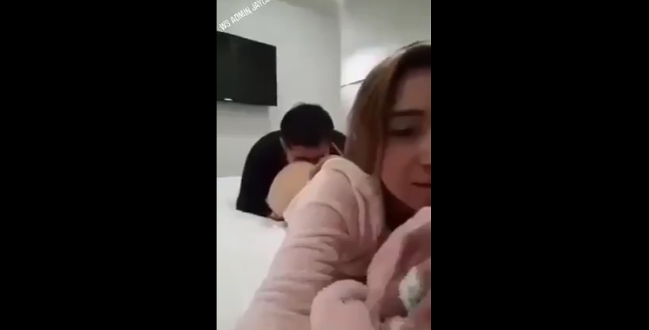 ABG Chindo Viral Becek Parah Saat Ayang Pake Gaya Cicak Nemplok Di Dinding
