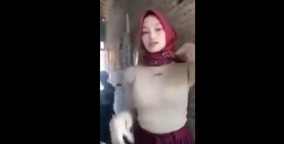 Gadis Desa Hijab Viral Nekat Wik Wik Di Belakang Rumah Karena Udah S4nge Banget